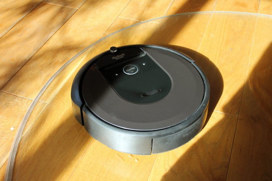 iRobot Roomba i7+ (i7558): Sehr teuer aber auch die erste Wahl, wenn es um den größtmöglichen Komfort geht.